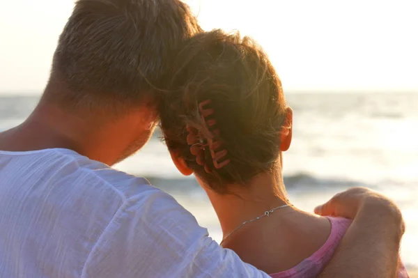 Pareja abrazándose en la orilla del mar —  Fotos de Stock