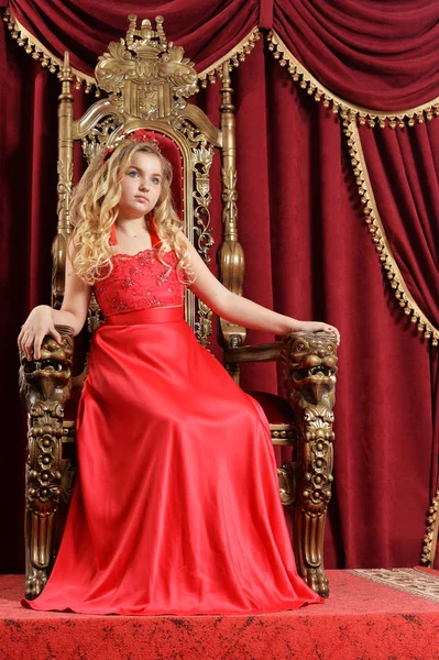 Blond Dospívající Dívka Zářivě Červené Šaty Retro Křesla Červenými Sametovými — Stock fotografie
