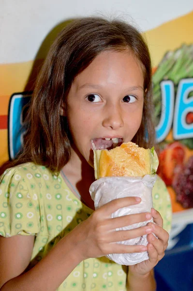 Flickan äta varmkorv — Stockfoto