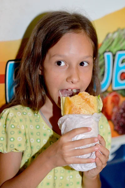 女の子のホットドッグを食べる — ストック写真