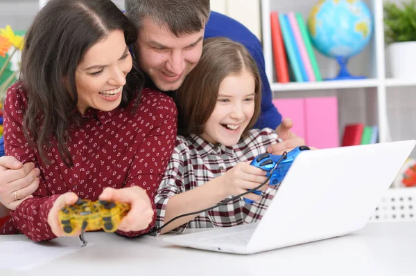 Pais Filha Jogando Jogo Computador Com Laptop — Fotografia de Stock