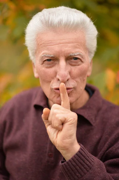 Senior Mann Mit Finger Auf Lippen Gestikuliert Schweigen — Stockfoto