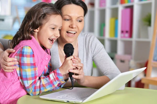 Mother Daughter Singing Karaoke Microphone Together — Stock Photo, Image