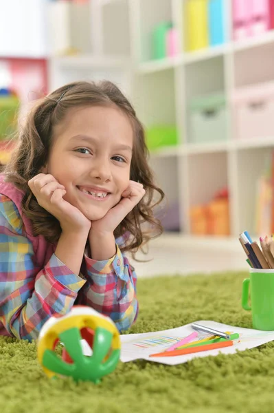 Schattige Lachende Meisje Liggend Vloer Tekening Thuis — Stockfoto