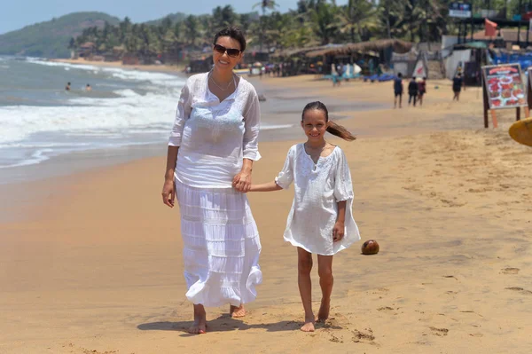 Moeder met dochter op strand — Stockfoto