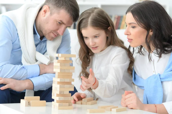 Eltern und Tochter blicken auf Globus — Stockfoto