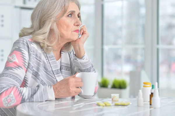 Seniorin mit Kopfschmerzen — Stockfoto