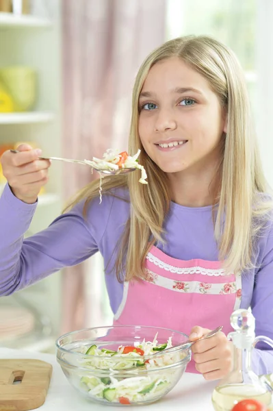 Süßes Kleines Mädchen Das Frischen Salat Auf Dem Küchentisch Probiert — Stockfoto