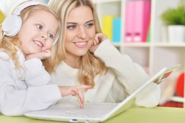 Moeder met dochtertje — Stockfoto