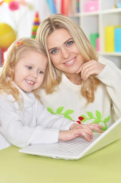 Madre con hija pequeña —  Fotos de Stock