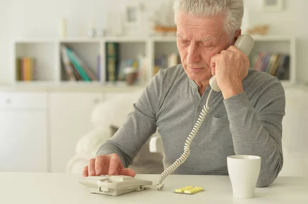 Homme Malade Âgé Avec Des Pilules Appelant Hôpital — Photo