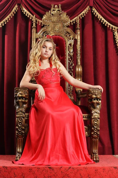 Blond Dospívající Dívka Zářivě Červené Šaty Retro Křesla Červenými Sametovými — Stock fotografie