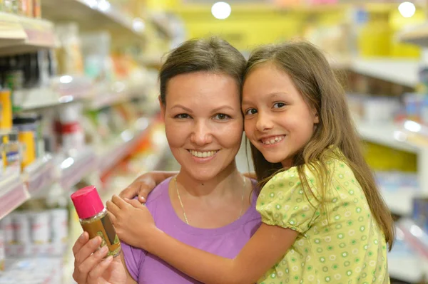 Madre e hija eligiendo productos — Foto de Stock