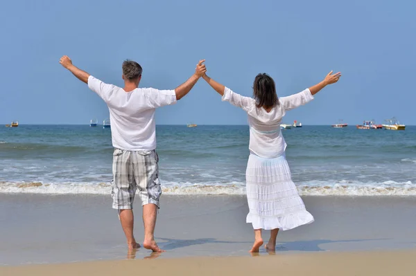 Pareja con las manos levantadas — Foto de Stock