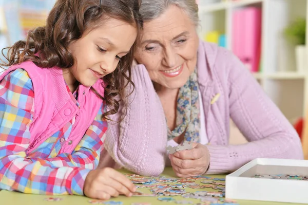 Großmutter Mit Kleiner Enkelin Sammelt Puzzle — Stockfoto