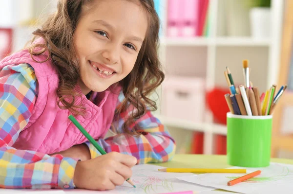 Ragazza Carina Seduta Tavola Disegno Casa — Foto Stock