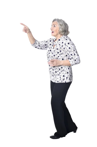 Volledige Lengte Gelukkig Senior Woman Wijzend Geïsoleerde Wit — Stockfoto