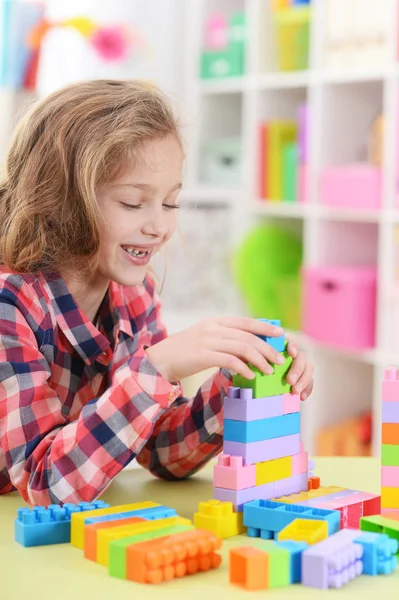 Niedliches kleines Mädchen beim Hausaufgabenmachen — Stockfoto