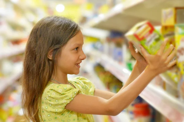 Little girl choosing juice — Stock Photo, Image