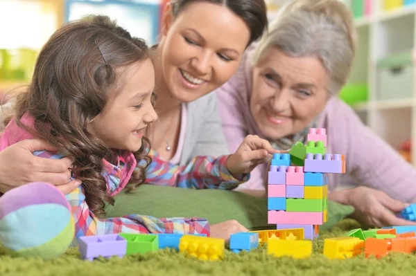 Glücklich Lächelnde Familie Spielt Mit Bunten Plastikklötzen Während Sie Hause — Stockfoto