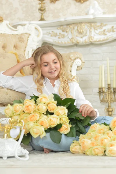 可爱的卷发十几岁的女孩摆在与葡萄酒的室内摆在房间与玫瑰花束 — 图库照片