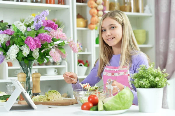 Petite Fille Mignonne Préparant Une Salade Fraîche Sur Une Table — Photo
