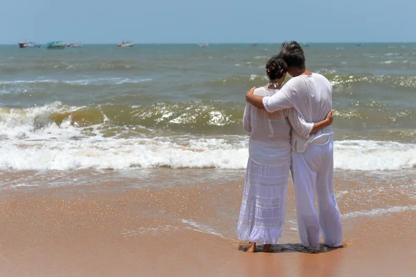 Jovem casal dançando — Fotografia de Stock