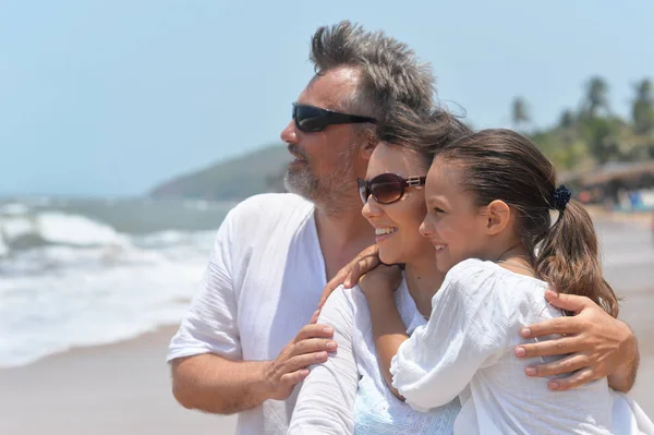 Abraços familiares felizes — Fotografia de Stock