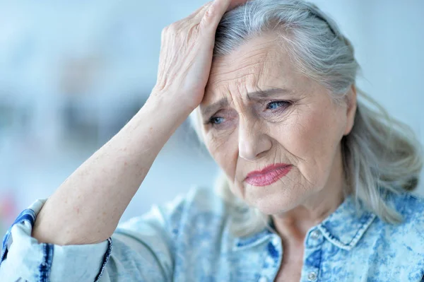 Nahaufnahme Porträt Einer Seniorin Mit Kopfschmerzen — Stockfoto