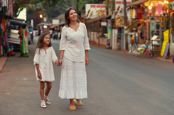 Mor och dotter gå på vägen — Stockfoto