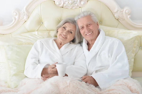 Senior para w łóżku z herbaty — Zdjęcie stockowe