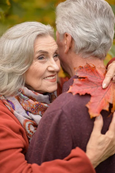 Gelukkige Senior Paar Knuffelen Herfst Park — Stockfoto
