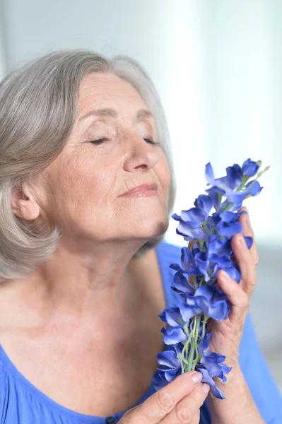クローズ アップの花で幸せな年配の女性の肖像画 — ストック写真