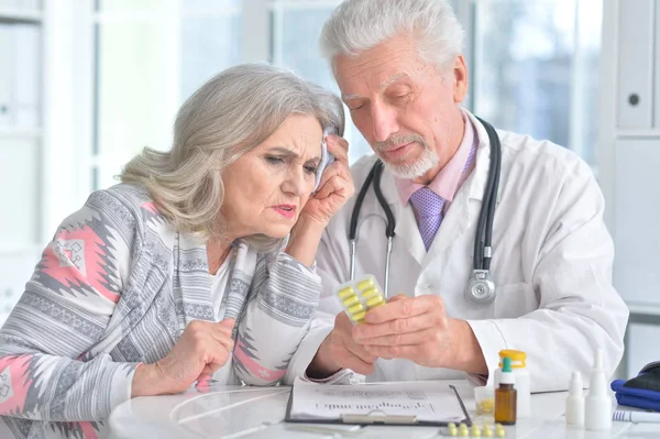 Yaşlı bir hastanın kıdemli doktoru. — Stok fotoğraf