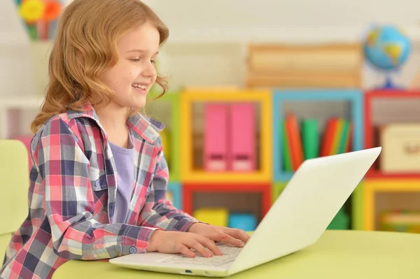 Dívka pomocí moderní laptop — Stock fotografie