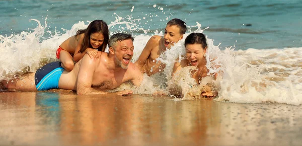 Glückliche Familie beim Sonnenbaden — Stockfoto