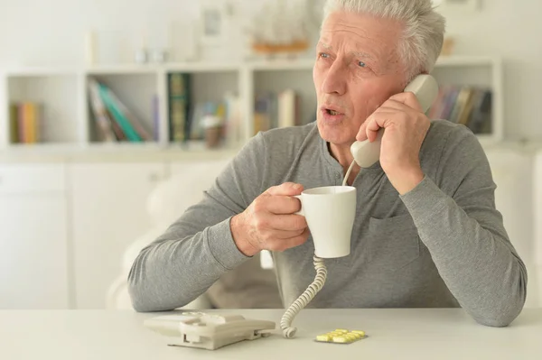 Äldre Sjuk Man Med Piller Som Ringer Till Sjukhuset — Stockfoto