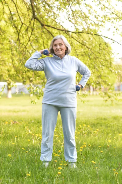 Rijpe vrouw met halter — Stockfoto