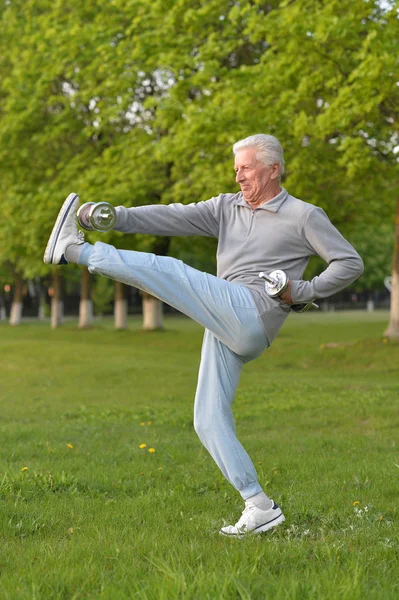 Älterer Mann trainiert mit Hanteln — Stockfoto