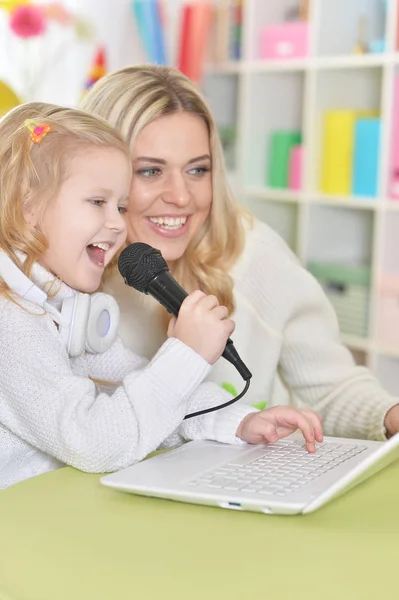 Madre Hija Cantando Karaoke Con Micrófono Juntas —  Fotos de Stock
