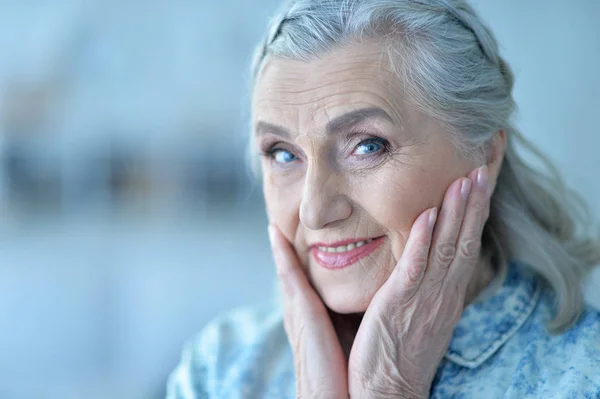 Close Van Portret Van Gelukkig Volwassen Vrouw Thuis — Stockfoto