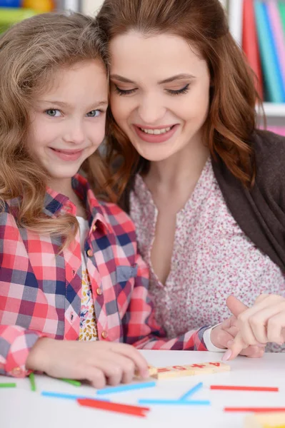 Linda niña haciendo la tarea — Foto de Stock