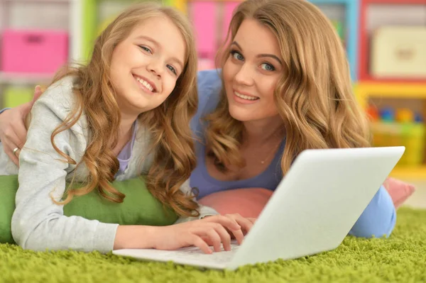Mutter Und Tochter Benutzen Laptop Während Sie Hause Auf Dem — Stockfoto