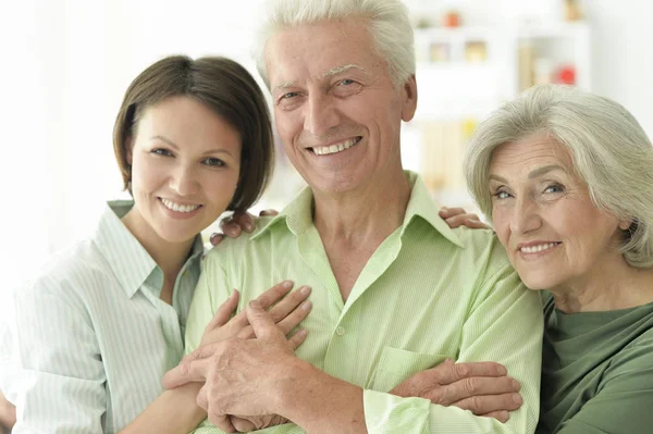 Gelukkige Senior Ouders Met Dochter Thuis — Stockfoto