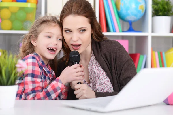 Anne Kızı Şarkı Karaoke Mikrofon Birlikte — Stok fotoğraf