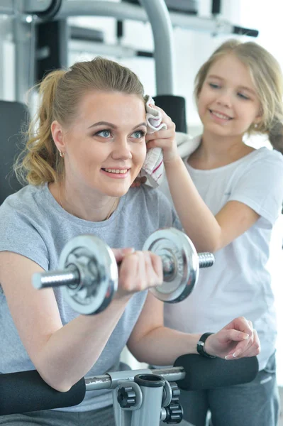 スポーティな若い女性のジムで 代の娘とトレーニング — ストック写真
