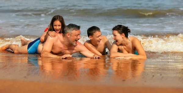 Família feliz banhos de sol — Fotografia de Stock