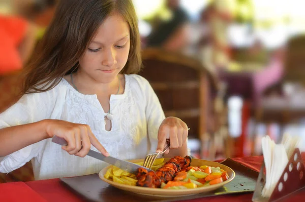 Bambina mangiare in caffè — Foto Stock