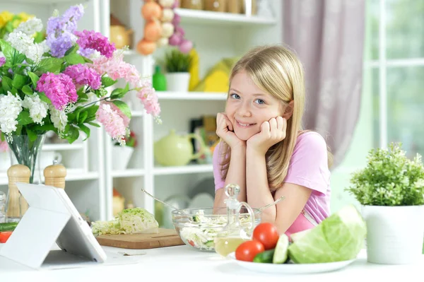 Menina Bonito Com Salada Fresca Tigela Vidro Mesa Cozinha — Fotografia de Stock