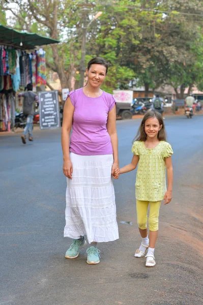 母と娘の道の上を歩く — ストック写真